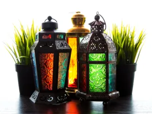 يمكنك البدء بزينة العيد من الباب الضيوف لإستقبالهم بحفاوة العيد