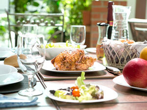 يجتمع الأهل حول مائدة العيد العامرة لكي يتسامروا و يستمتعوا بالصحبة يجتمع الأهل حول مائدة العيد العامرة لكي يتسامروا و يستمتعوا بالصحبة