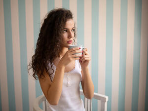 الكافيين الموجود في القهوة يساهم في إفراز هرمون الكورتيزول

