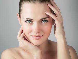 قومي بعمل حمام بخار لوجهك وذلك لتفتيح مسام البشرة
