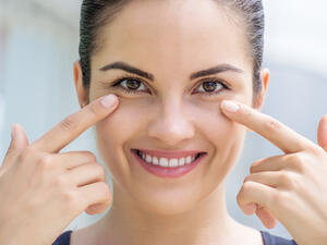 الكافيين الموجود في القهوة يساعد على إزالة انتفاخات الجفون 