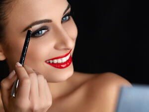 إزالة طبقة الجلد الجاف أسفل الحاجب وذلك باستخدام غسول مقشر للبشرة

