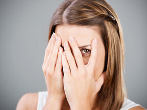 استخدمي كمادات ماء الورد الباردة على العينين لمدة دقائق
