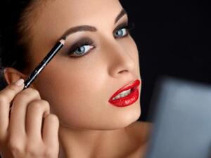 فرّشي حاجبيك واستعملي قلم الحواجب لتعبئة الفراغات