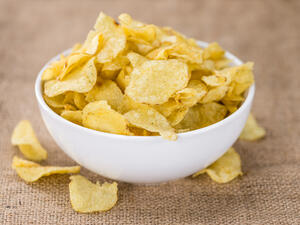 رقاقات البطاطس المقلية تؤذي البشرة إلى حد مخيف
