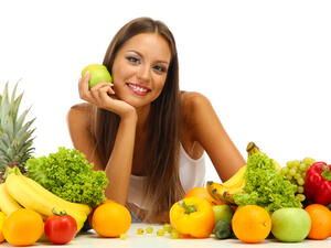 يعتبر الموز والتفاح والعنب والخيار من أفضل الفواكه والخضار لتسمين الوجه