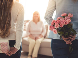 يُمكن إظهار مشاعر الحب للأم بتقديم باقة لزهور في عيد الأم (shutterstock)