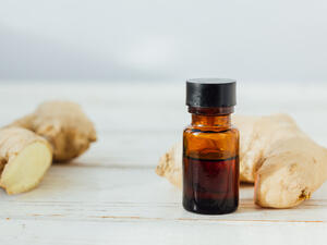 يُحارب زيت الزّنجبيل التّجاعيد إذ يحمي من إصابة الجلد بالشّيخوخة