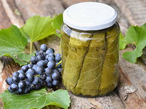 قبل تخزين أوراق العنب  رتبيهم فوق بعضهم البعض مع إزالة العيدان من الورقة