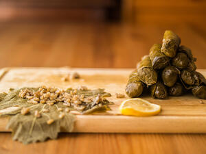 ينصح بإضافة عصير الليمون إلى ورق العنب 