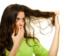 الشعر هو تاج الرأس للفتاة، فهو الذي يظهر شكلها ويبرز جمالها الطبيعي