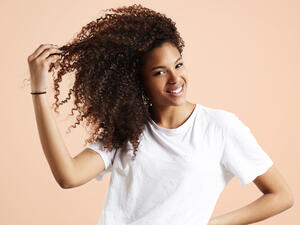 ابتعدي عن تناول السكر فهي تعمل على امتصاص البروتين الضروري لبناء شعر

