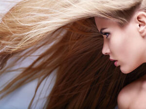 الكثير من السيدات يعانين من مظهر شعرهن الباهت والمتقصف