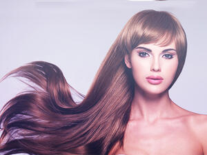 اخفقي البيض مع زيت الزيتون جيداً، وابدئي بتطبيقه على شعرك 