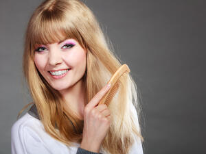 يحتاج شعر المرأة لعناية فائقة كي تحافظ على نضارته وجماله
