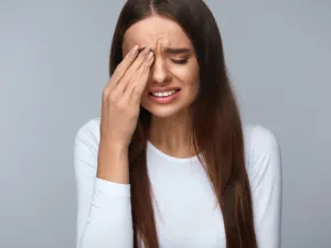 من أعراض صداع العين ألم شديد في إحدى شقوق الرأس ويكون ليلًا
