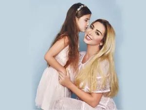 تشارك جويل ماردينيان متابعيها أجمل الإطلالات طبق الأصل لها ولابنتها إيلا