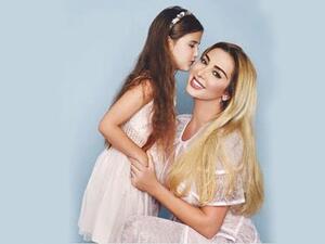 تشارك جويل ماردينيان متابعيها أجمل الإطلالات طبق الأصل لها ولابنتها إيلا