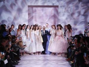 تصاميم متألقة وحالمة تبرز جمال المرأة وأنوثتها محوَّلاً الحلم إلى حقيقة