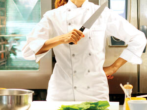 سكين الستيك هي بالأساس سكينة سفرة، تكون صغيرة وحادة ومزودة 