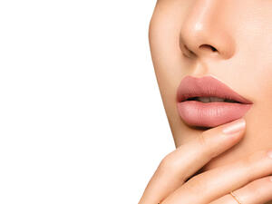 استعيني ببودرة الوجه وطبّقيها مباشرة على شفاهك

