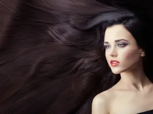 تستعمل وصفة الحلبة والحناء مرتين في الأسبوع لمنع تساقط الشعر
