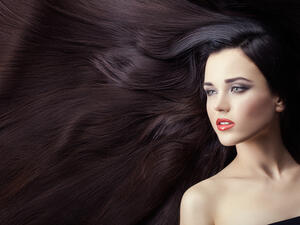 تستعمل وصفة الحلبة والحناء مرتين في الأسبوع لمنع تساقط الشعر
