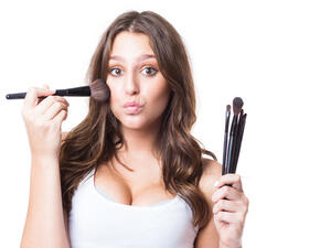 لتصغير حجم قمة الأنف، قومي بتدنية حواجبك
