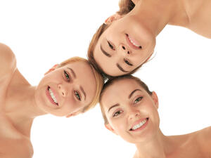 يجب على بشرة المرأة أن تكون ناعمة جداً كبشرة الأطفال

