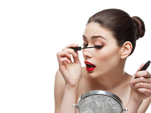 استخدمي الماسكارا لإطالة الرموش
