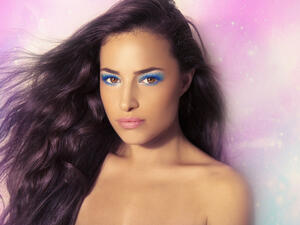 الماسكارا الزرقاء تناسب كل ألوان العيون تقريباً
