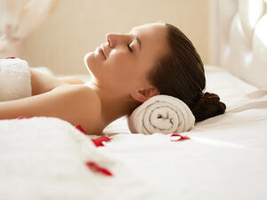 مرري يوميا لمدة دقائق مكعب من الثلج ممزوجا فيه ماء الورد على وجهك يوميا 