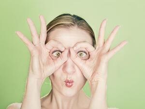 من المعلوم أن شرائح الخيار مفيدة للوجه ولسيما العينين
