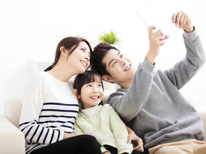 الطقس، والإجهاد، والنوم، والتغيرات الهرمونية يمكن أن تؤثر على لون بشرتك