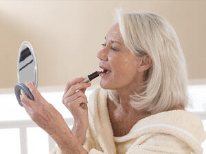 ضعي أحمر شفاه يحتوي على مواد ترطب الشفاه واختاري لوناً هادئاً يليق بك
