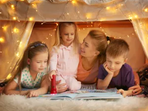 يمكنك احتضان طفلك كل ليلة وقراءة إحدى القصص المفضلة لديه
