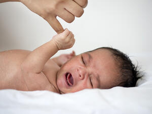 ضعيه على ظهره في غرفةٍ هادئةٍ لعلاج المغص