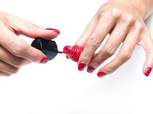 عليكِ بغسل يديكِ وتعقيمهما جيداً وتجفيفهما
