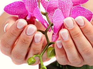 ضعي الطلاء الأبيض على ظفرك، واتركيه حتى يجفّ