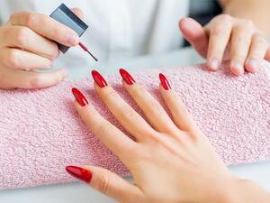 تخلصي من مشاكل تكسر الأظافر