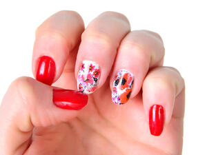 ما من لونٍ يعبر عن عيد الحبّ مثل الأحمر الداكن
