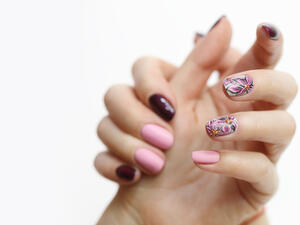 إنّ أكثرَ ما يميّز كلّ امرأة ويزيد من أناقتها، أظافرُها المتألّقةُ والجذابة