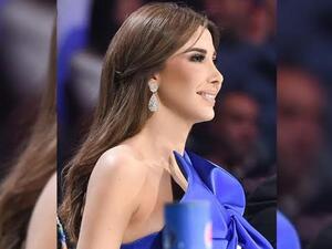 ارتدت عجرم بنطالا لونه أسود من الجلد مع توب باللون الأزرق