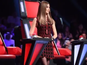 فستان نانسي عجرم تتألق بفستان باللون الأسود والأحمر من المصمم عز الدين علية
