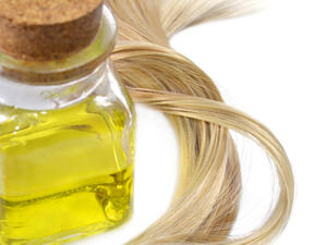 يساعد زيت الخروع على منع تساقط الشعر و تطويله و جعله كثيفاً