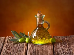 يستخدم زيت الزيتون في إزالة آثار المكياج من العين