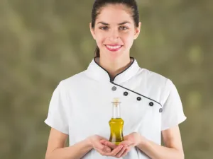 بفضل احتواءه على الدهون الصحية، يجيد زيت الزيتون تدليل بشرتك.
