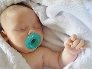 تساعد اللهاية على تهدئة الطفل وتجعله ينام بسرعة

