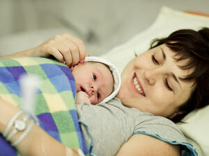 يستمر نزول الدم بعد الولادة (النفاس) لخروج الغشاء المبطن للرحم

