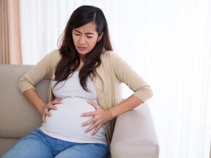 احرصي على شرب المياه في حال كنت تعانين من مشكلة الإمساك
